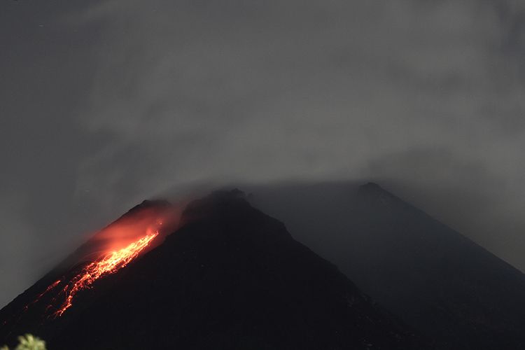 Titik api diam terlihat dari lereng Gunung Merapi Desa Kinahrejo, Cangkringan, Sleman, DI Yogyakarta, Selasa (5/1/2020). Balai Penyelidikan dan Pengembangan Teknologi Kebencanaan Geologi (BPPTKG) menyebutkan Gunung Merapi telah mengalami fase erupsi.