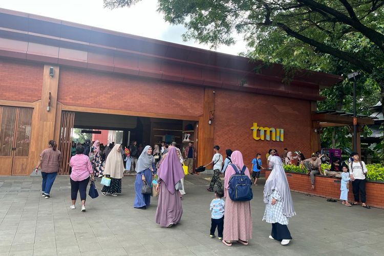 Suasana di pintu masuk dan keluar Taman Mini Indonesia Indah (TMII) yang dipadati pengunjung pada hari Lebaran kedua, Kamis (11/4/2024). 