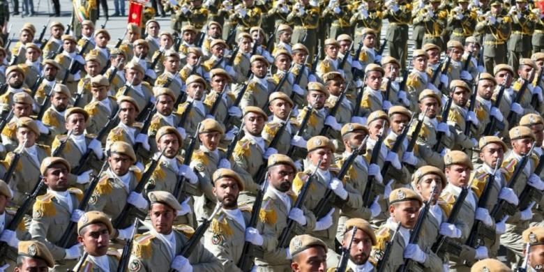 Pada April 2016, pasukan Iran berbaris pada Hari Militer Nasional di luar Teheran.