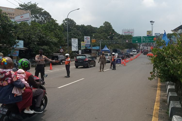 Situasi arus lalu lintas saat ganjil genap diterapkan di Puncak Bogor, Jawa Barat, Sabtu (9/10/2021).
