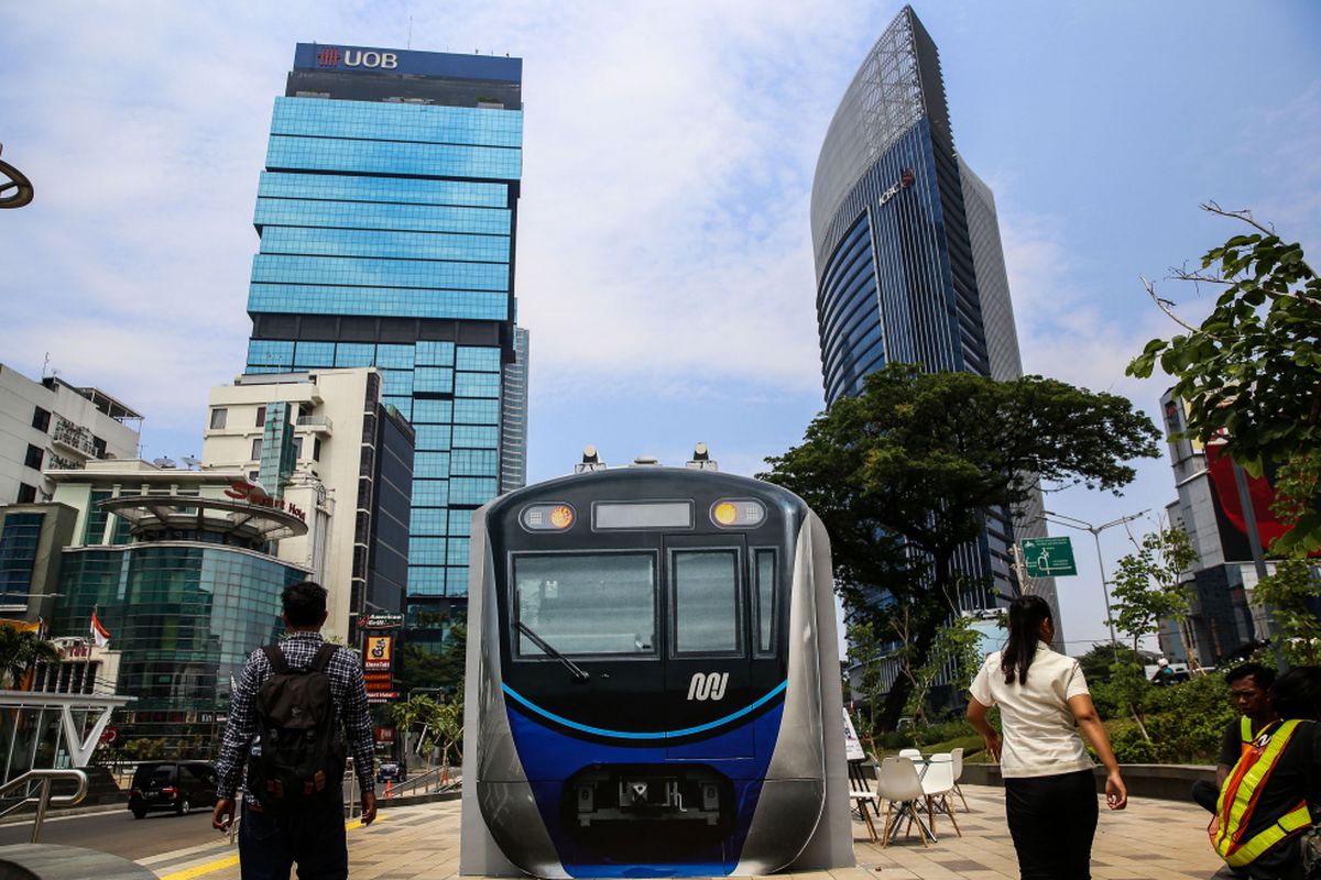 Pusat informasi MRT Jakarta berbentuk kereta di Taman Dukuh Atas, Tanah Abang, Jakarta Pusat, Senin (7/1/2019). Pusat informasi akan melayani masyarakat yang ingin mengetahui lebih jauh tentang semua hal yang berkaitan dengan transportasi massal yang akan mulai beroperasi pada bulan Maret mendatang.