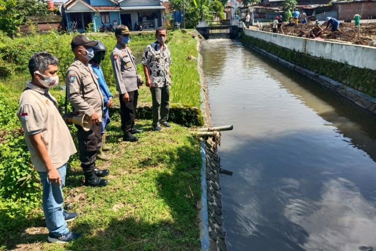 Jajaran Forkompincam Sokaraja mengecek lokasi sungai yang sempat dipenuhi busa di Desa Sokaraja Kulon, Kecamatan Sokaraja, Kabupaten Banyumas, Jawa Tengah, Rabu (2/12/2020).