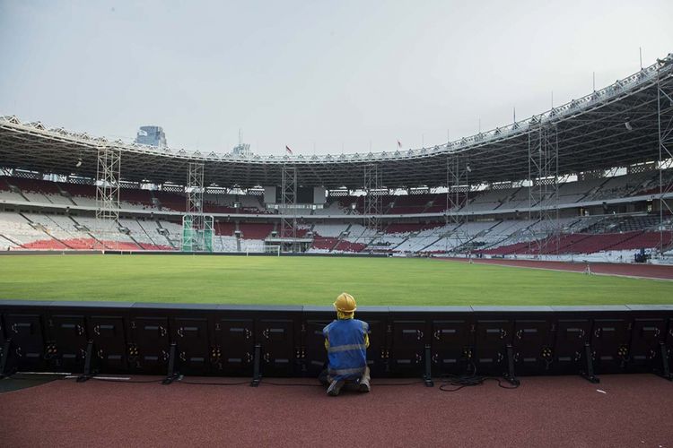 Suasana di Stadion Utama Gelora Bung Karno, Jakarta, yang tengah direnovasi, Rabu (25/10/2017). Renovasi stadion yang akan digunakan pada ajang Asian Games 2018 itu telah mencapai 90 persen.