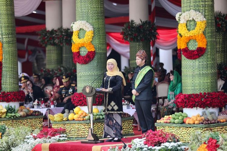 Gubernur Jatim Khofifah Indar Parawansa dan Wagub Jatim Emil Elistianto Dardak saat sambutan pada upacara Hari Jadi Jatim ke-78 di Gedung Negara Grahadi Surabaya, Kamis (12/10/2023)
