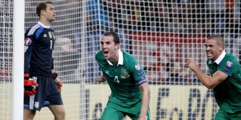 Bek Irlandia, John OShea (tengah), merayakan gol ke gawang Jerman pada laga Kualifikasi Piala Eropa 2016 Grup D, di Stadion Veltins Arena, Gelsenkirchen, Selasa (14/10/2014).