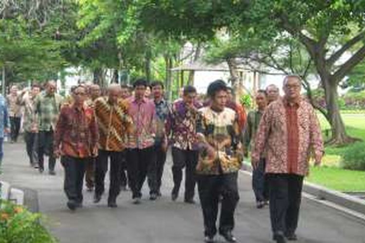 Sejumlah perwakilan pengurus klub dan pengurus PSSI seluruh Indonesia usai bertemu Presiden Joko Widodo di Istana Merdeka, Jumat (15/4/2016).