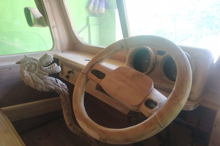 Interior mobil kayu bikinan Rosidi