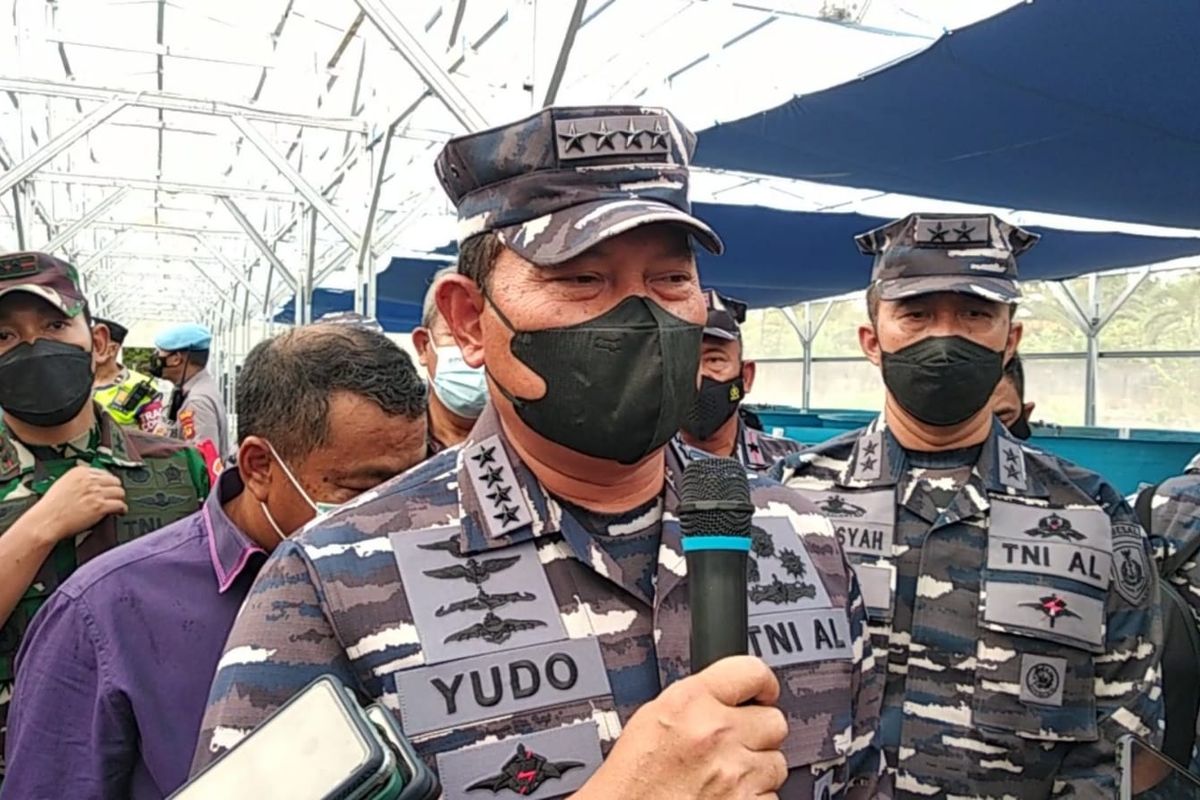 Kepala Staf Angkatan Laut (KSAL) Laksamana TNI Yudo Margono saat meninjau program Indonesian Naval Aquagriculture Programme (INAP) di Buleleng, Provinsi Bali, Selasa (22/2/2022).