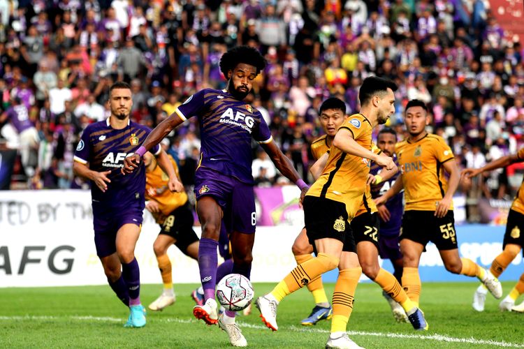Penyerang Persik Kediri, Joanderson, beraksi dalam laga Liga 1 2022-2023 melawan Bhayangkara FC di Stadion Brawijaya, Kediri, Minggu (31/7/2022).