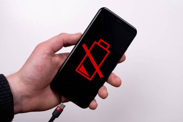 Ilustrasi cara cek kesehatan baterai di ponsel Android.
