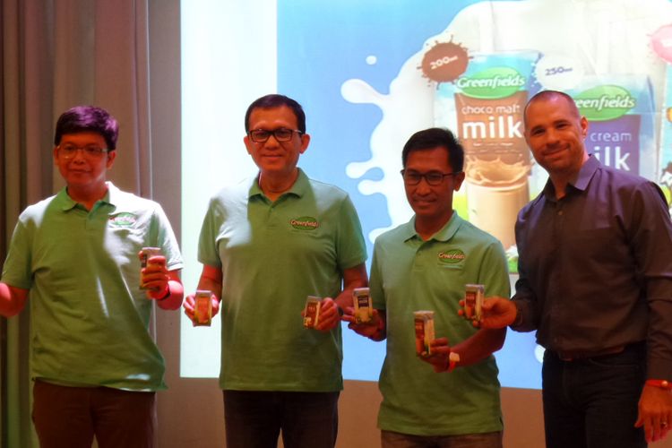 Darmanto Setyawan dan Heru Prabowo (PT Greenfields Indonesia), Syahbanta Sembiring (PT Austasia Food), dan  Ilmuwan gizi, Dr. Matthew Lantz Blaylock, PhD dalam peluncuran susu UHT Greenfields ukuran kecil di KidZania, Pacific Place, Jakarta, Jumat (14/9/2018).