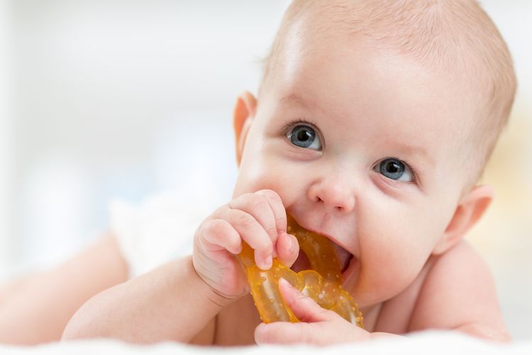 Ciri-ciri bayi tumbuh gigi yang paling umum adalah gusi bengkak, kehilangan napsu makan, hingga demam ringan. 