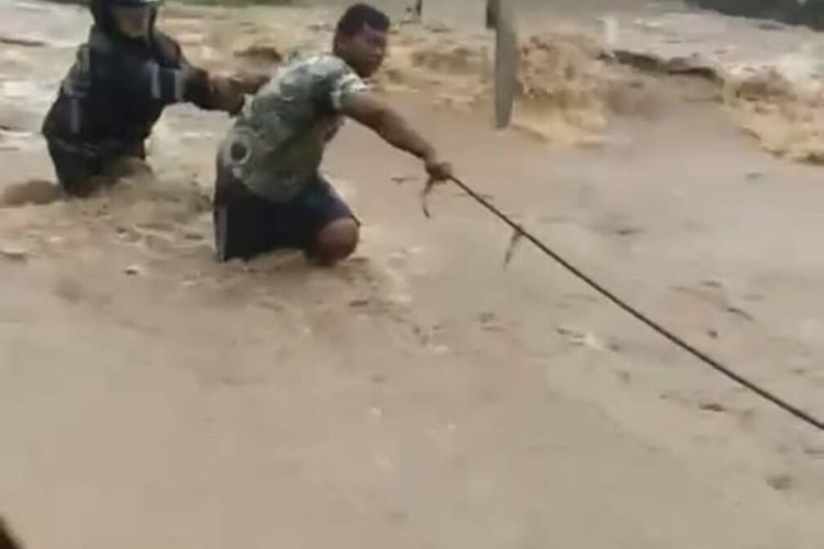 Hujan deras seorang pemotor di Magetan terseret banjir karena Jl Sukowati dipenuhi air hujan yang berarus deras karena air sungai meluap ke jalan raya.