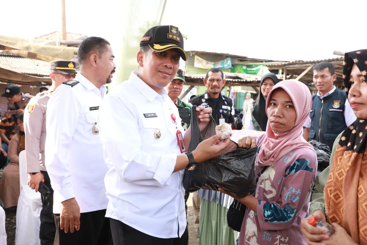 Penjabat (Pj) Bupati Tangerang Andy Ony saat melakukan operasi pasar bawang putih di Pasar Sepatan, Rabu (12/6/2024).