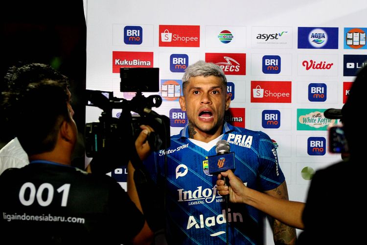 Pemain Persib Bandung Ciro Alves sedang wawancara seusai pertandingan pekan ke-5 Liga 1 2023-2024 melawan Persik Kediri yang berakhir dengan skor 1-2 di Stadion Brawijaya Kediri, Jumat (28/7/2023) malam.