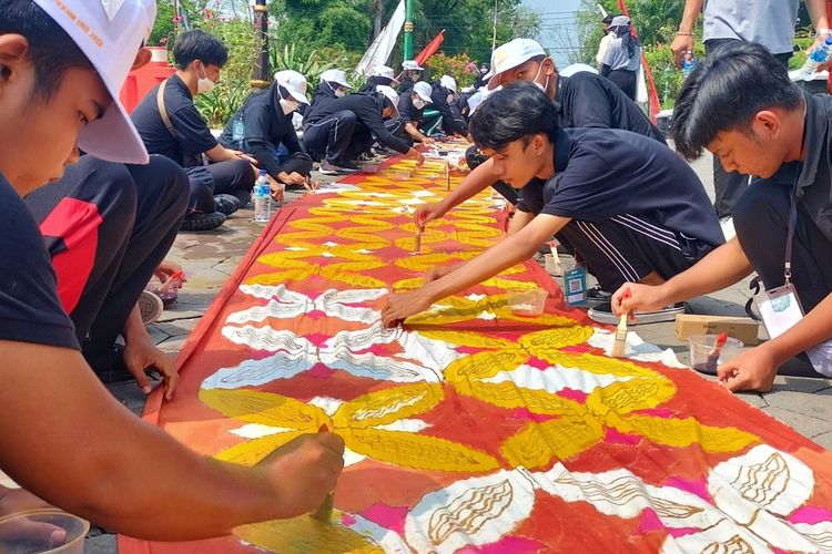 7.255 mahasiswa baru (Maba), Universitas Sebelas Maret (UNS) Kota Solo, Jawa Tengah, memecah rekor mewarnai batik terpanjang di Museum Rekor Dunia Indonesia (MURI). Pemecahan rekor ini, menjadi akhir rangkian kegiatan Pengenalan Kehidupan Kampus Mahasiswa Baru (PKKMB) UNS pada Minggu (21/8/2022).