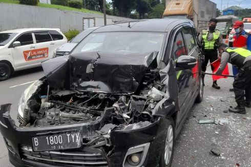 Diduga Rem Blong, Truk Tabrak Mobil di Tol JORR Kawasan Lenteng Agung