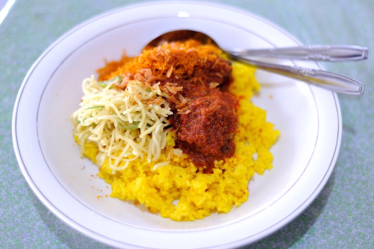 Nasi kuning, salah satu makanan khas Kalimantan Timur 