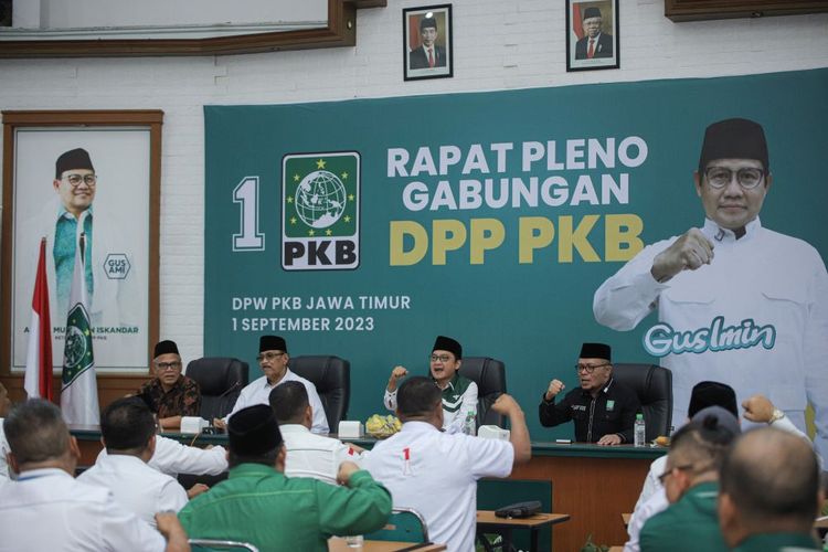 Sekjen Partai Kebangkitan Bangsa (PKB) Hasanuddin Wahid (kedua kanan) bersama Wakil Ketua Umum PKB Hanif Dhakiri (kanan) meneriakan yel-yel saat Rapat Pleno Gabungan DPP PKB di DPW PKB Jawa Timur, Surabaya, Jawa Timur, Jumat (1/9/2023). Dalam rapat pleno tersebut PKB memutuskan menerima tawaran Partai NasDem untuk berkoalisi mengusung Anies Baswedan sebagai bakal calon presiden dan Muhaimin Iskandar sebagai bakal calon wakil presiden pada Pilpres 2024. ANTARA FOTO/Rizal Hanafi/Ds/tom.