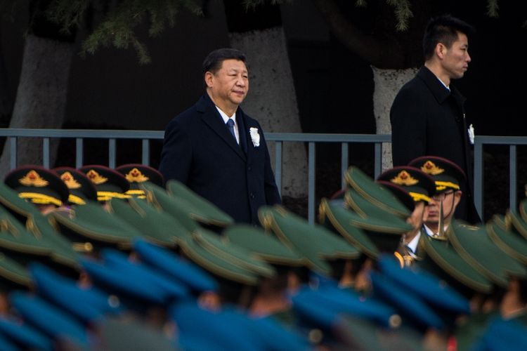 Presiden China Xi Jinping menghadiri upacara peringatan di Balai Peringatan Pembantaian Nanjing  ke-80, di Nanjing, China (13/12/2017). (AFP/Chandan Khanna)
