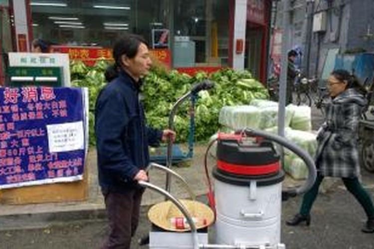 Setiap hari sejak itu, pria dengan kuncir ekor kuda ini berjalan-jalan di Beijing dengan vakumnya, dan menghisap polusi yang terangkat tinggi di udara.