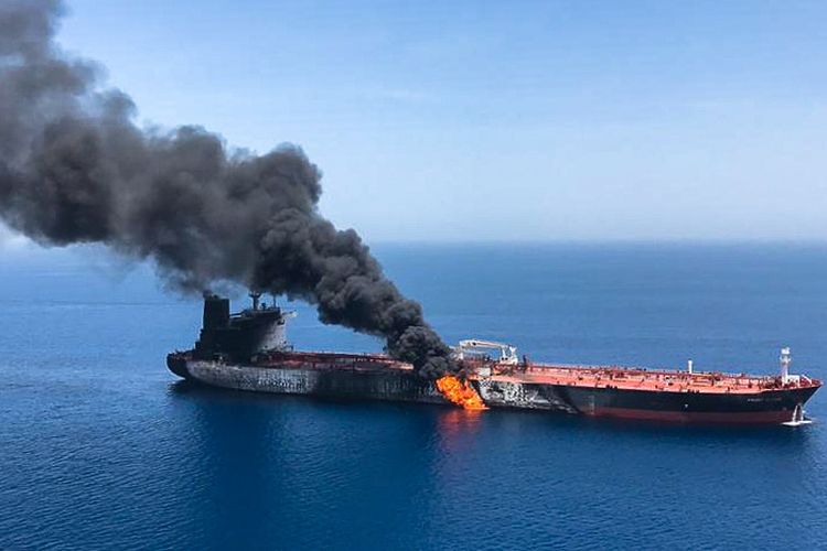 Sebuah foto yang diperoleh dari kantor berita Iran, ISNA, menunjukkan kondisi kapal tanker Front Altair milik Norwegia yang terbakar di perairan Teluk Oman, diduga akibat serangan torpedo, Kamis (13/6/2019).