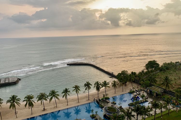 Pemandangan mata hari tenggelam (sunset) dari lantai 10 kamar hotel Movenpick Resort Carita menghadap laut, view seperti di Bali, Sabtu (16/5/2026).