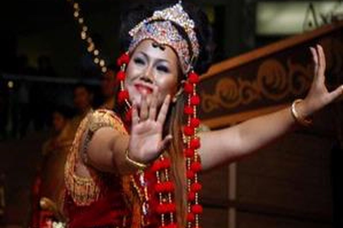 Tari topeng juga ditampilkan di Mal Ciputra dalam rangka menyambut Imlek, Sabtu (17/1).