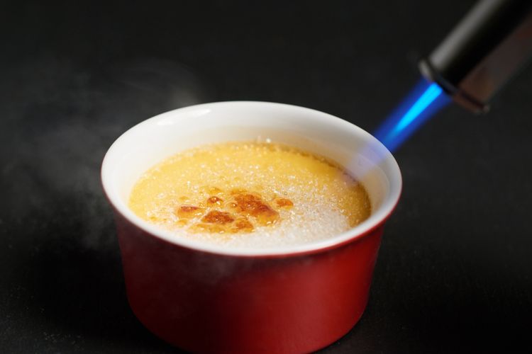 Pengaramelan creme brulee dengan blow torch