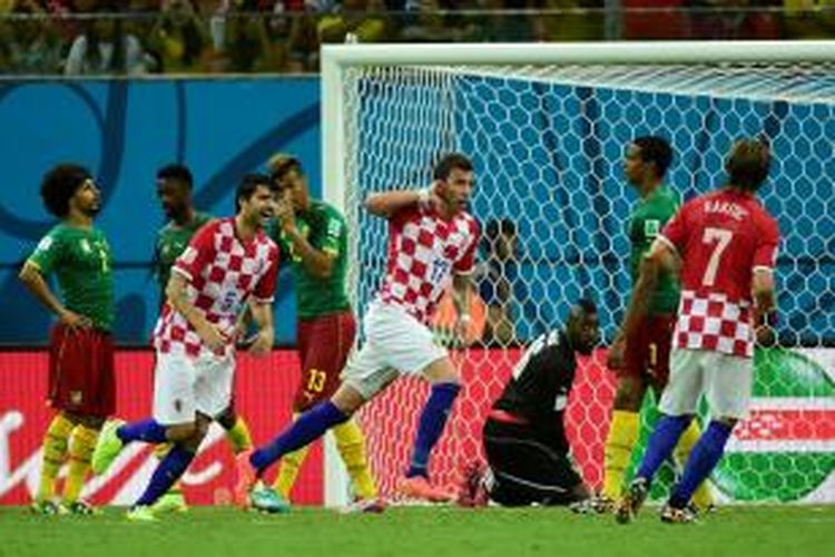 Striker Kroasia, Mario Mandzukic, saat melakukan selebrasi setelah mencetak gol ke gawang Kamerun pada lanjutan laga Grup A Piala Dunia 2014 di Stadion Arena Amazonia, Rabu atau Kamis (19/6/2014) pagi WIB. 