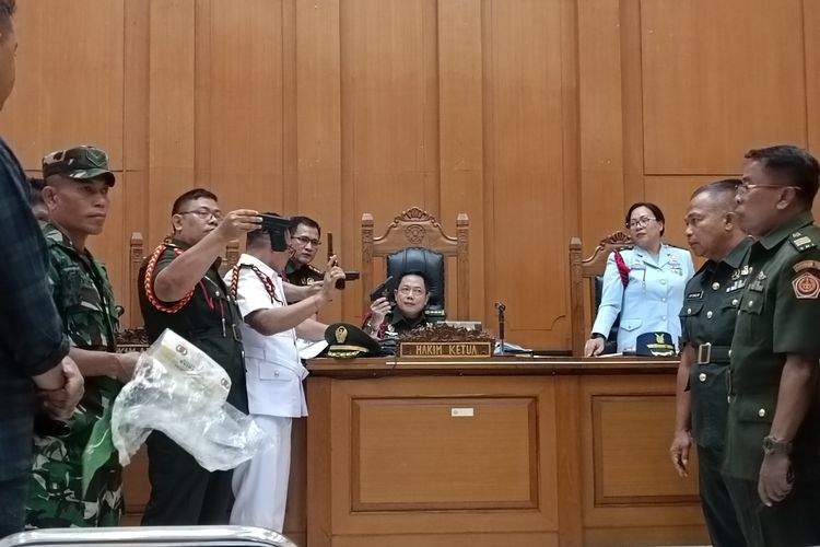 Sejumlah barang bukti ditunjukkan dalam persidangan kasus pembunuhan Imam Masykur di Pengadilan Militer II-08 Jakarta, Cakung, Jakarta Timur, Kamis (2/11/2023).