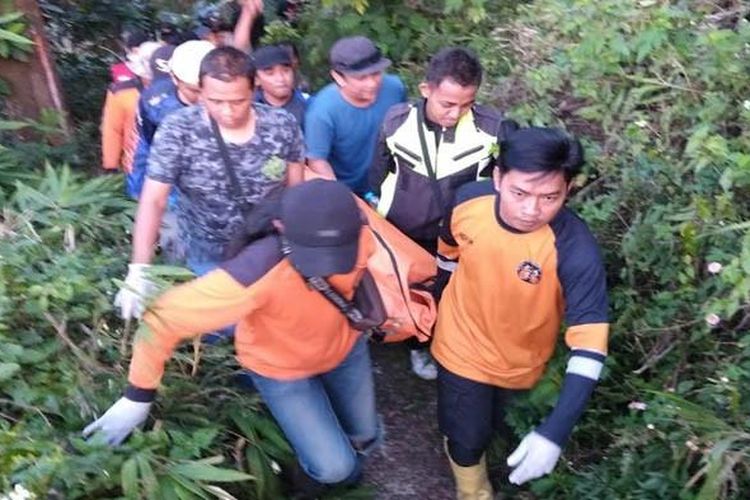 Sebuah mobil Innova terjun ke jurang sekitar 30 meter di jalur Cangar-Pacet, Mojokerto, Jawa Timur. 2 orang meninggal dan 5 lainnya mengalami luka.