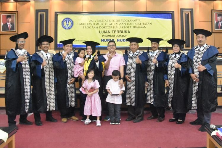 Nurul Huda bersama keluarga dan para penguji pada Ujian Terbuka Promosi Doktor UNY.