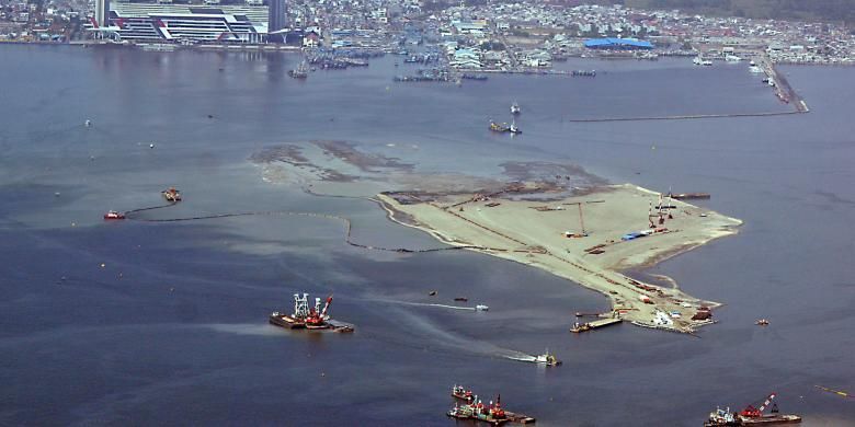 Berdasarkan pantauan udara dengan helikopter, aktivitas reklamasi masih tetap berlangsung di Pulau G yang terletak muka bibir pantai Muara Karang di sebelah barat Pantai Mutiara, Kamis (14/4/2016). Kegiatan masih berlangsung dengan melibatkan berbagai alat berat dan beroperasinya tongkang pengangkut pasir.