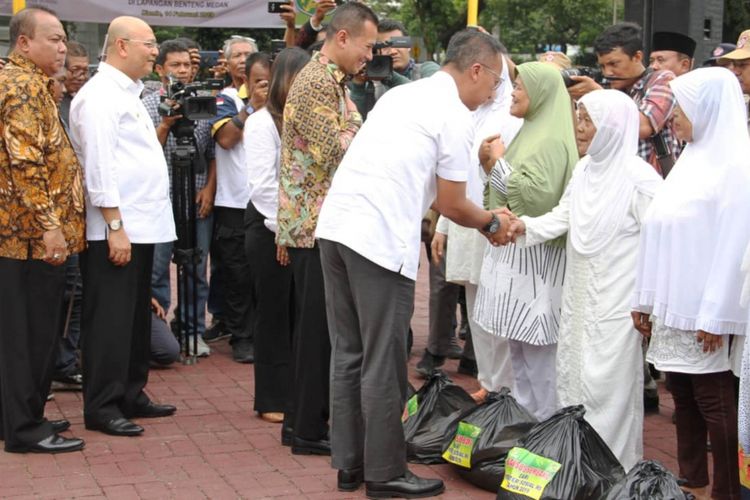 Menteri Sosial Agus Gumiwang Kartasasmita memberikan bantuan sosial sembako kepada masyarakat Kota Medan di Lapangan Benteng, Medan, Kamis (14/2/2019)