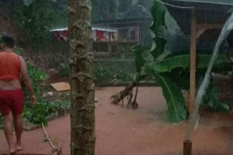 Banjir dan longsor melanda Kecamatan Wanareja dan Majenang, Kabupaten Cilacap, Jawa Tengah, setelah diguyur hujan lebat, Rabu (27/10/2021) petang.