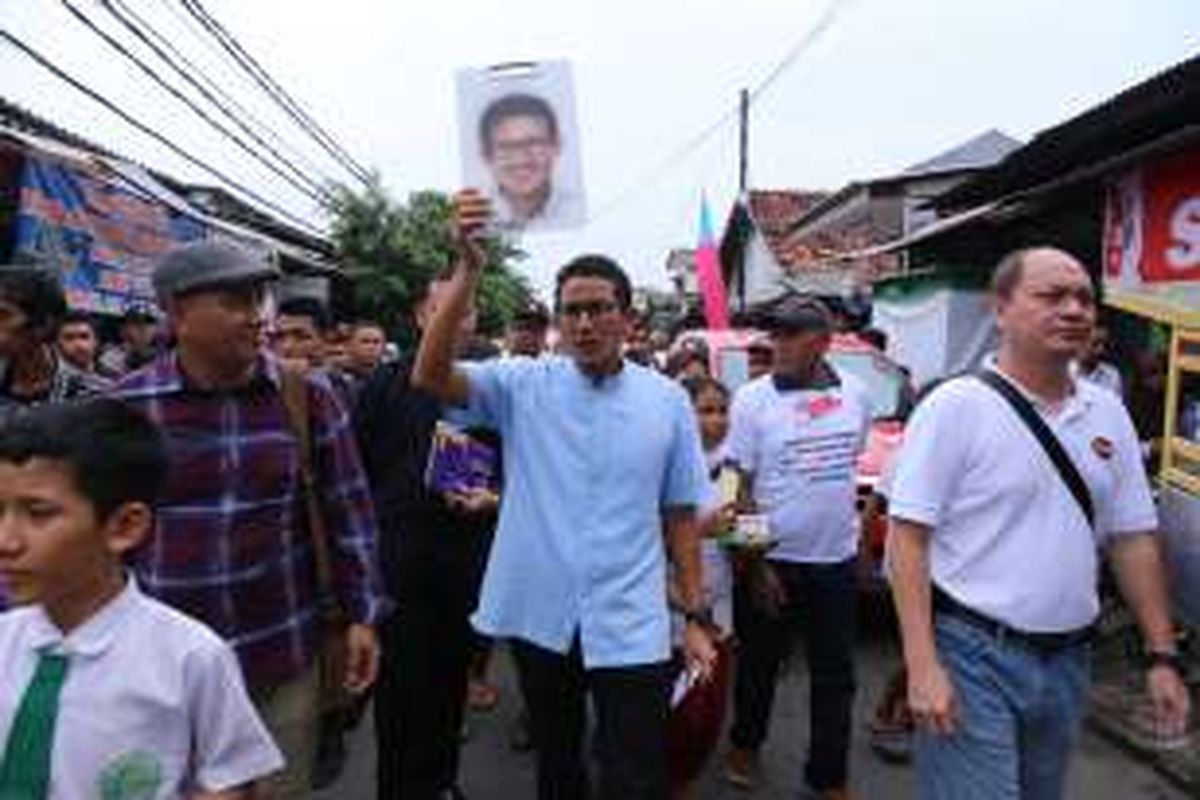 Calon wakil gubernur DKI Jakarta nomor urut 3, Sandiaga Uno, saat berkampanye di Pesanggrahan, Jakarta Selatan, Senin (21/11/2016).  Kedatangan Sandiaga dalam rangka berdiskusi mengenai 23 program unggulan Anies-Sandiaga untuk Jakarta.