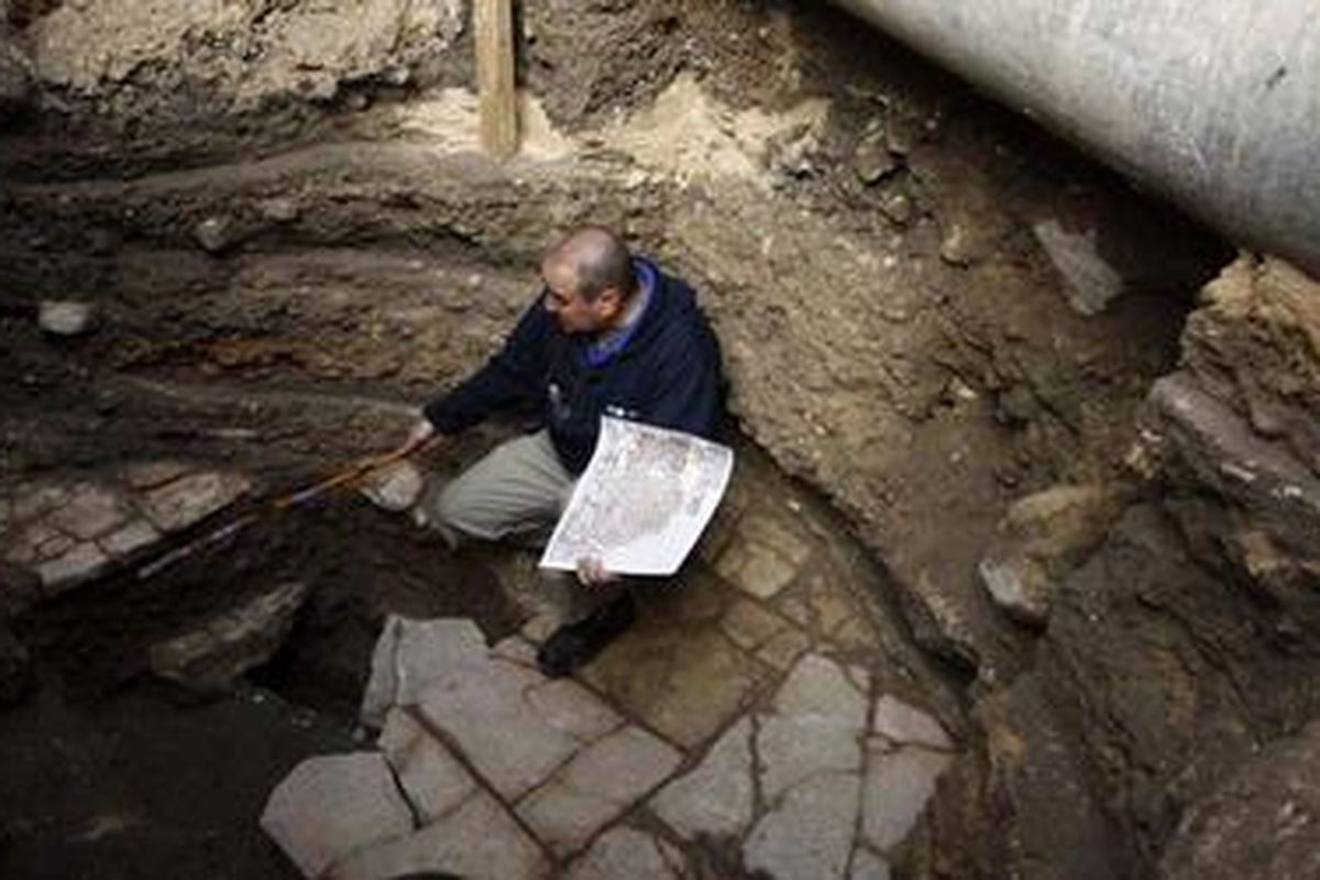 Direktur Otoritas Kepurbakalaan Israel penggalian Dr Ofer Sion memegang replika peta kuno ketika berbicara kepada media di sebuah penggalian arkeologi di Kota Lama Yerusalem 10 Februari 2010. Badan Otoritas Kepurbakalaan Israel mengatakan telah melakukan penggalian di Kota Tua untuk membuktikan akurasi peta tua Yerusalem pada masa Bizantium.