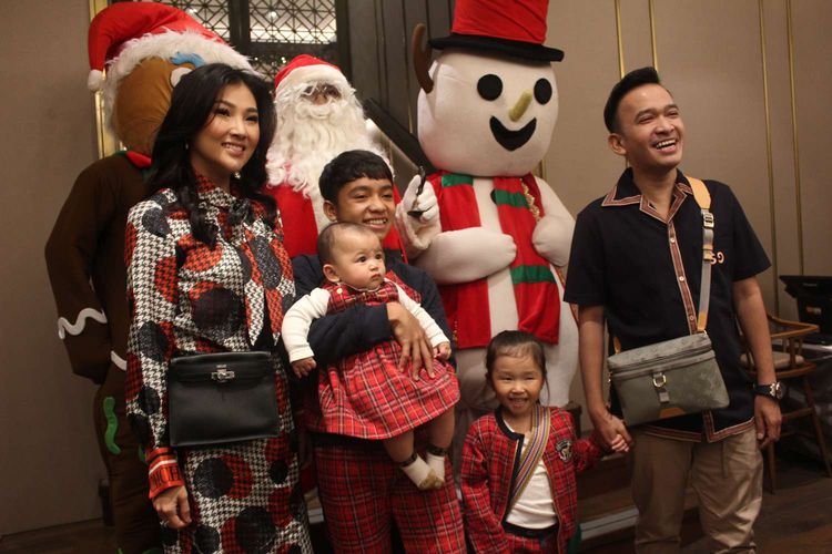 The Onsu Family saat di temui di Pandor,Kebayoran Baru,Jakarta, Rabu(25/12/2019) Ruben Onsu mengadakan makan malam bersama keluarga dan teman dalam rangka Merayakan Hari Natal.