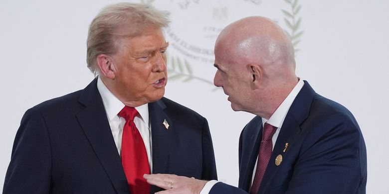 Presiden Amerika Serikat Donald Trump saat berbincang dengan Presiden FIFA Gianni Infantino dalam KTT Perdamaian Gaza di Sharm El Sheikh, Mesir, 13 Oktober 2025.