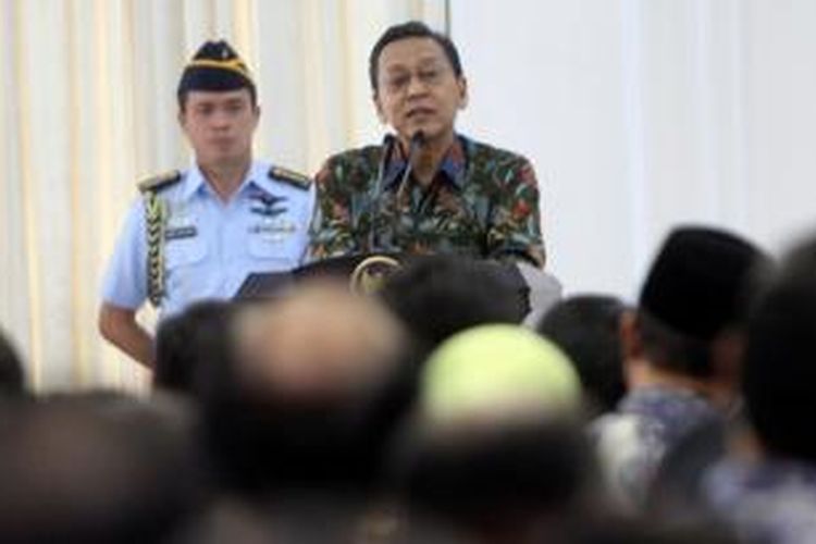 Wapres Boediono memberikan pidato sambutan saat pembukaan Rapat Pimpinan Kementerian Hukum dan HAM Tahun 2013 di Istana Wakil Presiden, Jakarta, Senin (16/12). Rapimnas tersebut guna membahas evaluasi kinerja jajaran Kemenkumham selama tahun 2013.