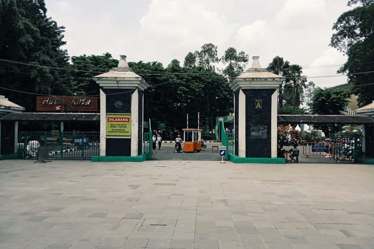 Pintu A Stadion Manahan.