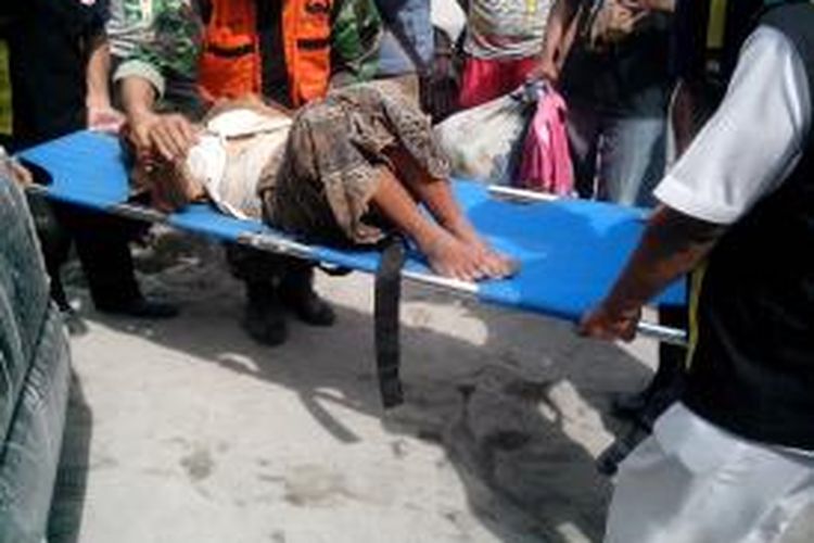 Salah satu nenek yang mengungsi karena erupsi Gunung Kelud di Kabupaten Kediri, Jawa Timur, Jum'at (13/2/2014).