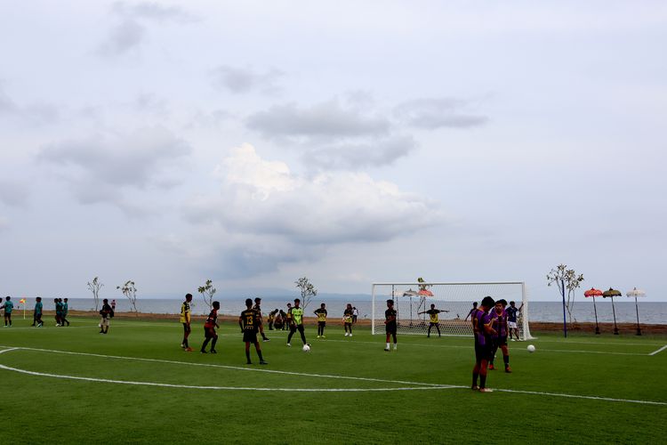 Tampak sejumlah anak sedang latihan sepak bola di Training ground milik Bali United yang berada di Pantai Purnama Gianyar, Bali.
