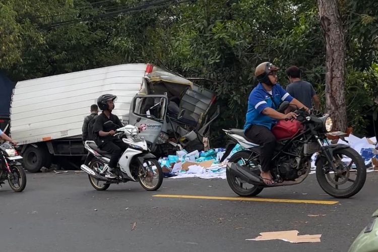 KECELAKAAN: Mobil boks menabrak pohon di Logandeng, Playen, Gunungkidul, DIY, Selasa (24/9/2024)