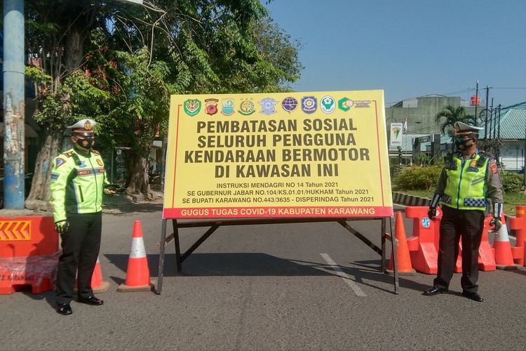 Selama PPKM Darurat, polisi melakukan rekayasa lalu lintas di Jalan Ahmad Yani pada traffic light RMK dan Jalan Tuparev pada Bundaran Mega Mall.