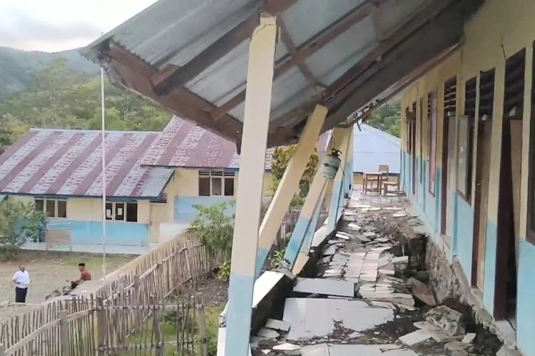 Kondisi sejumlah bangunan SMP Negeri 8 di Dusun Tiang Bendera, Desa Tahalupu, Kecamatan Huamual Belakang, Kabupaten Seram Bagian, Barat,, Maluku dalam kondisi rusak parah dan nyaris ambruk, Minggu (23/8/2020)