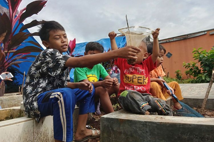 Anak-anak korban gempa Cianjur, Jawa Barat, bercengkrama di areal kuburan akibat rumah yang mereka tinggal rusak diguncang gempa.