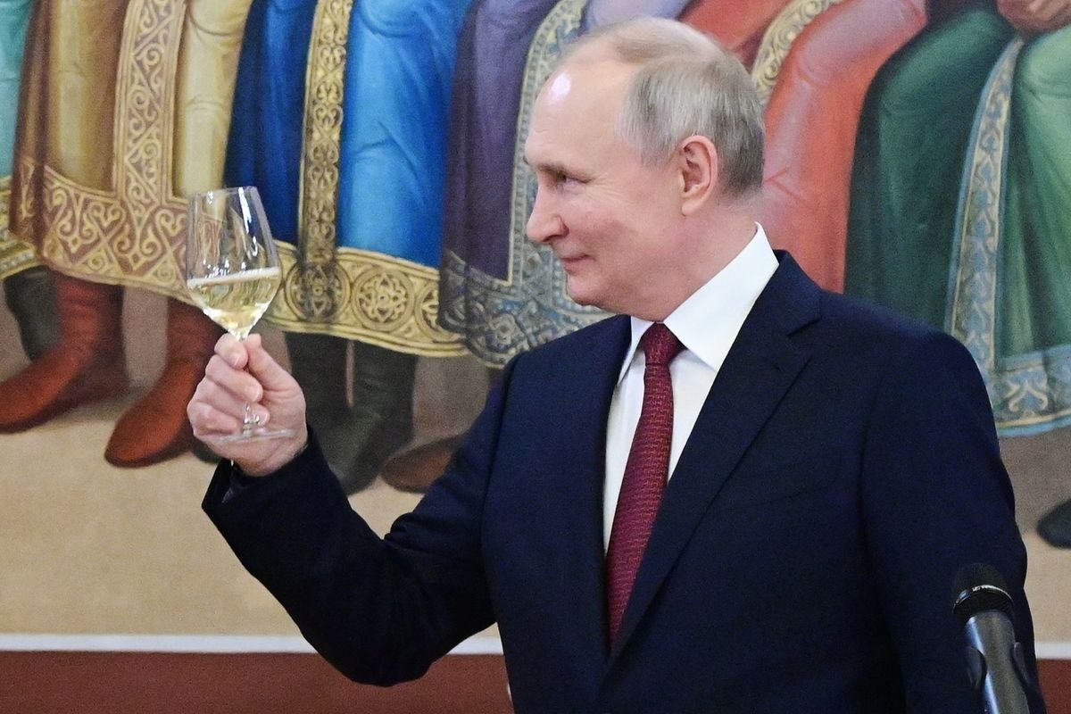 Presiden Rusia Vladimir Putin dan Presiden China Xi Jinping bersulang setelah pembicaraan mereka di Kremlin, Moskwa, 21 Maret 2023. 