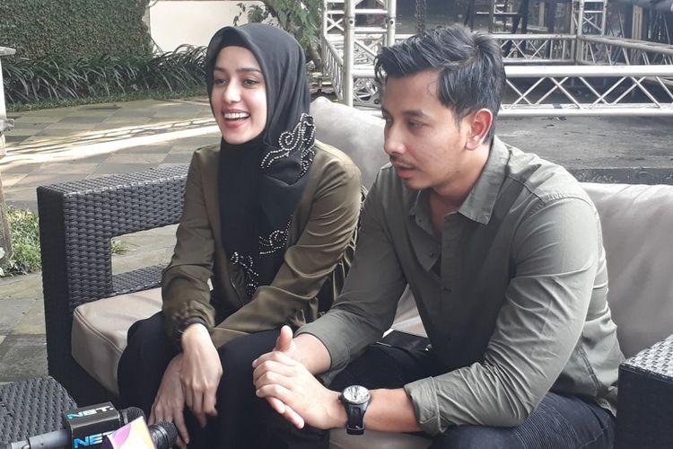 Fairuz A Rafiq dan Sonny Septian membagi cerita temtang persiapan pernikahan mereka ketika dijumpai di Rolling Stone Café, Jakarta Selatan, pada Jumat (24/3/2017).